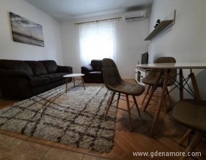 Izdajemo apartman za 4 osobe, , ενοικιαζόμενα δωμάτια στο μέρος Radanovići, Montenegro - Apartman Vuksic 2